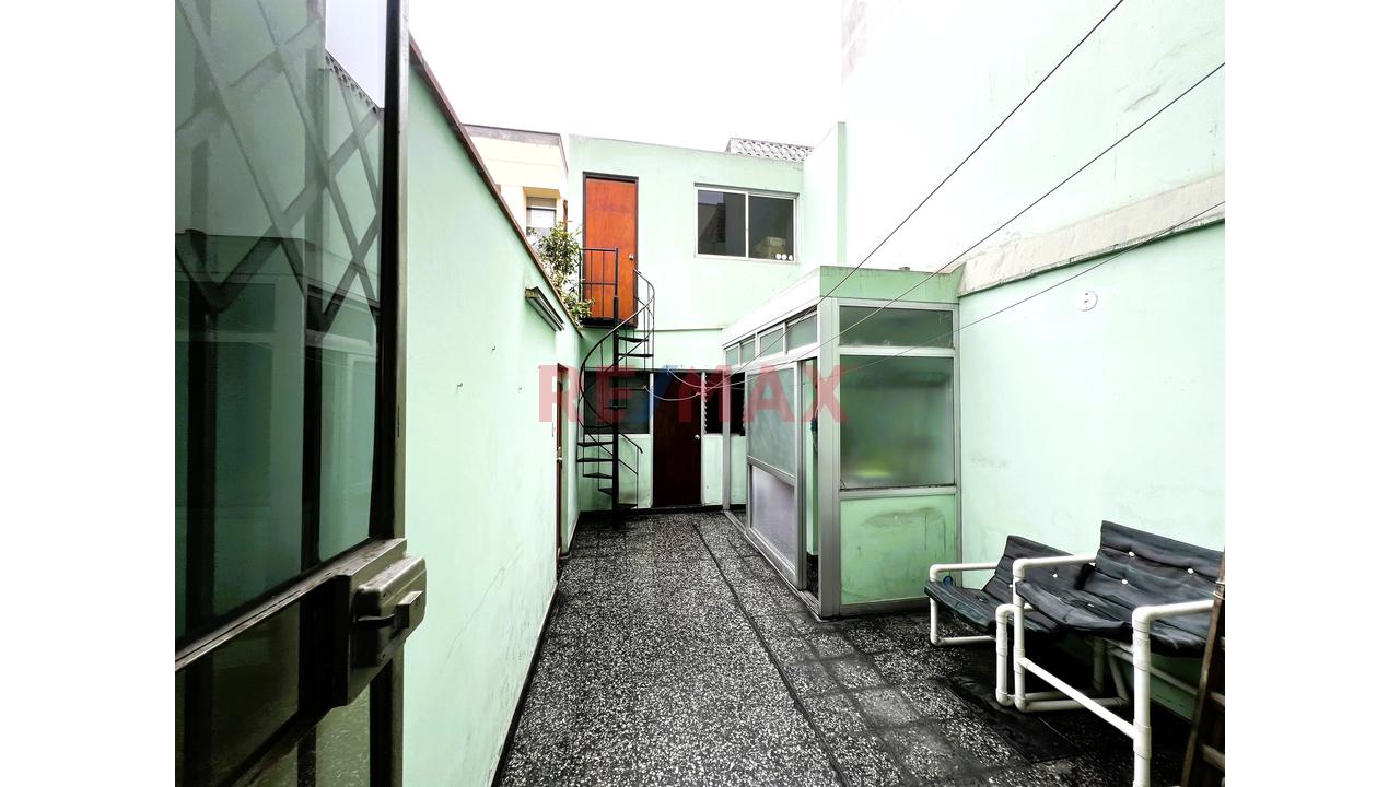 Venta De Casa Con Piscina, Sauna Y 4 Estacionamientos En San Borja — foto 13
