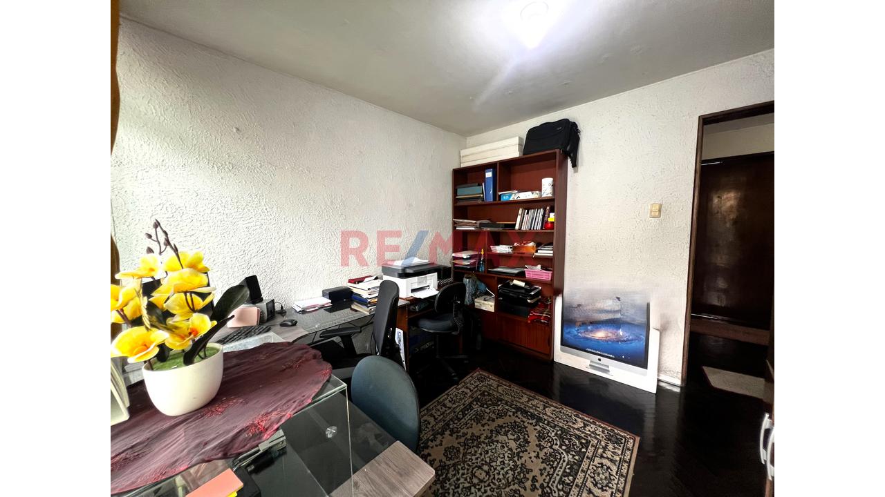 Venta De Casa Con Piscina, Sauna Y 4 Estacionamientos En San Borja - 19