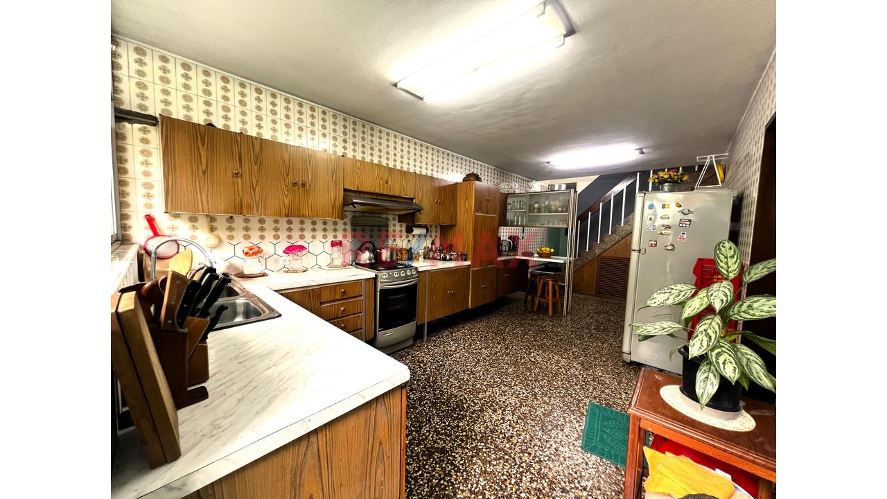 Venta De Casa Con Piscina, Sauna Y 4 Estacionamientos En San Borja — foto 11