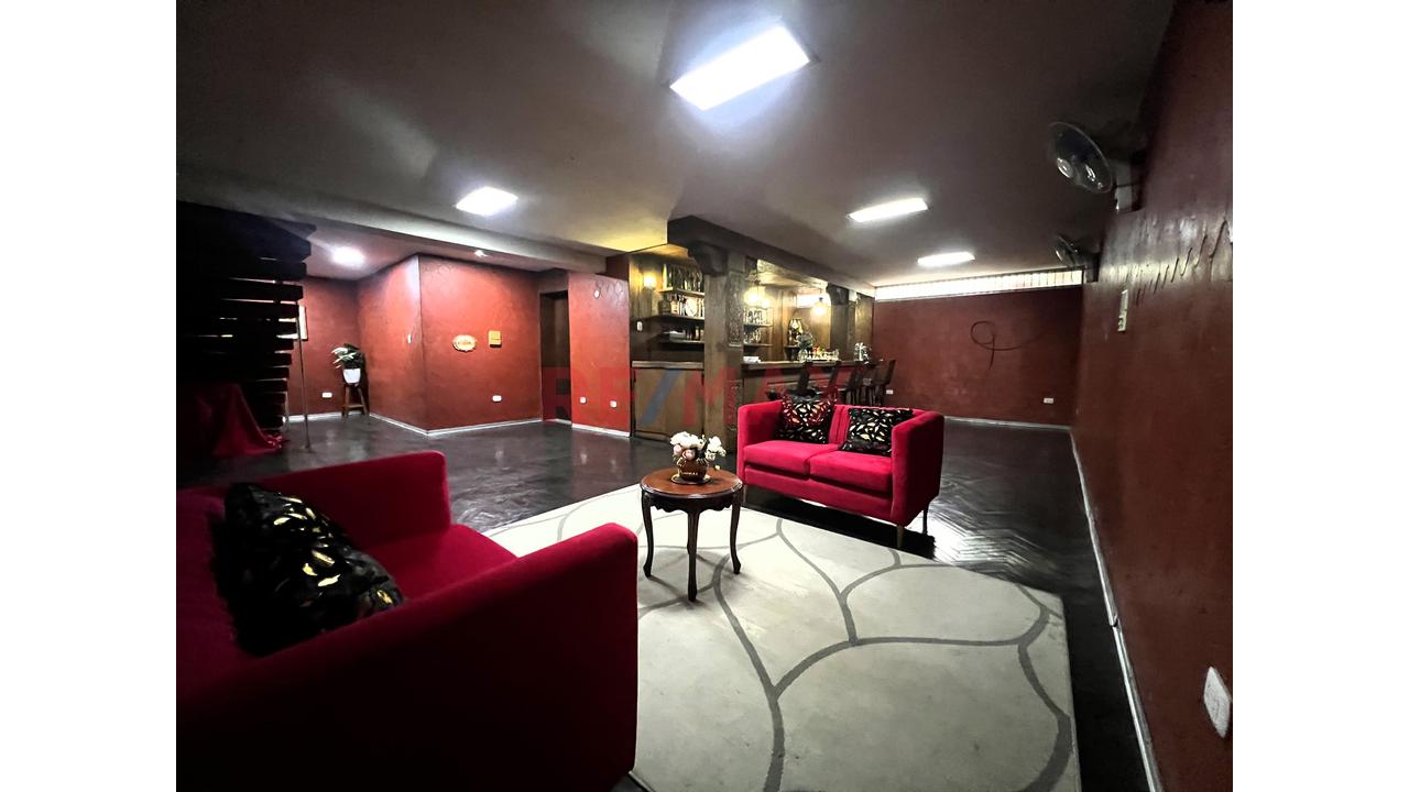 Venta De Casa Con Piscina, Sauna Y 4 Estacionamientos En San Borja — foto 7