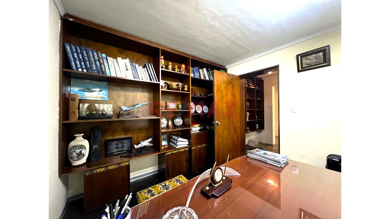Venta De Casa Con Piscina, Sauna Y 4 Estacionamientos En San Borja — foto 6
