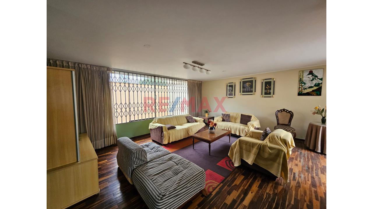 Se Vende Casa En La Molina Frente A Parque - 3