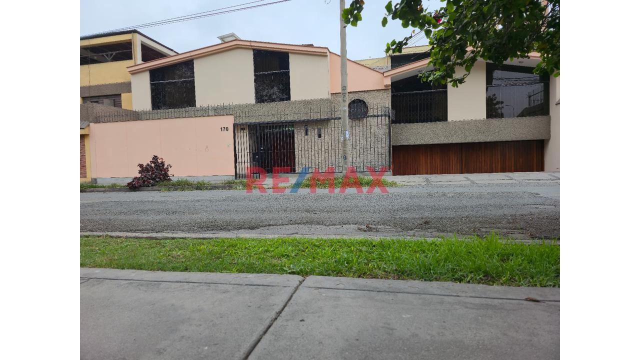 Se Vende Casa En La Molina Frente A Parque - 1
