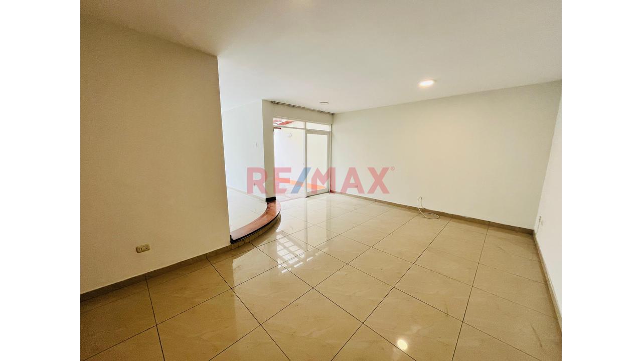 ¡Gran Oportunidad En Surco! Venta De Casa A Precio De Terreno De 450 M² Con Terraza Y Cochera Doble — foto 3