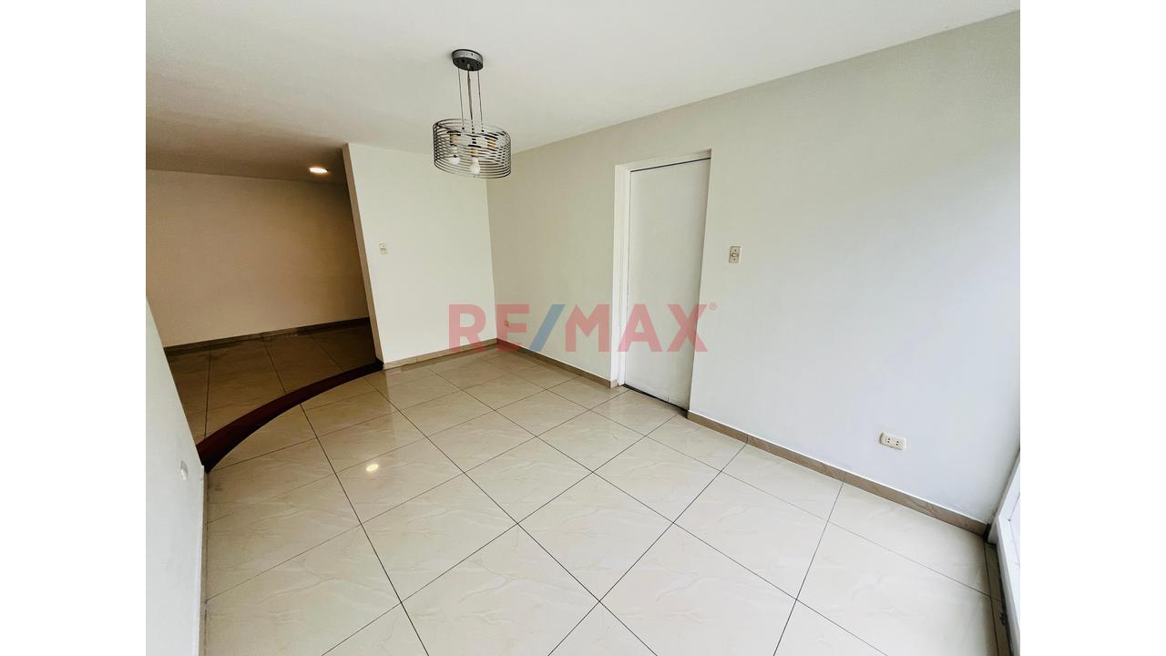 ¡Gran Oportunidad En Surco! Venta De Casa A Precio De Terreno De 450 M² Con Terraza Y Cochera Doble — foto 4