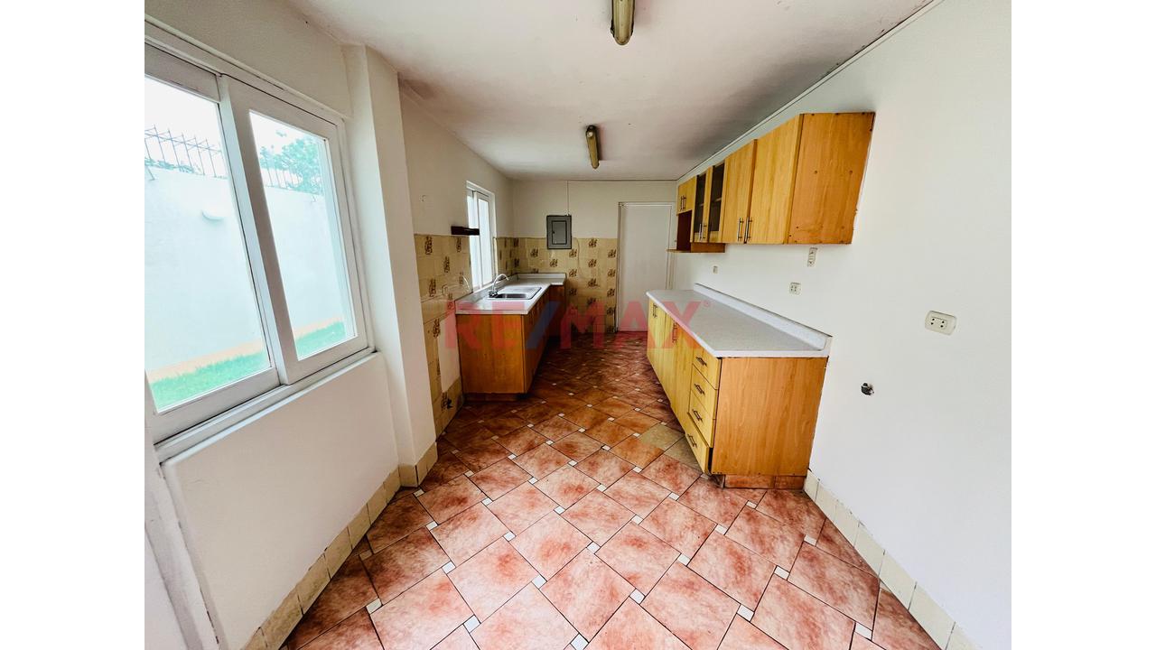 ¡Gran Oportunidad En Surco! Venta De Casa A Precio De Terreno De 450 M² Con Terraza Y Cochera Doble — foto 9