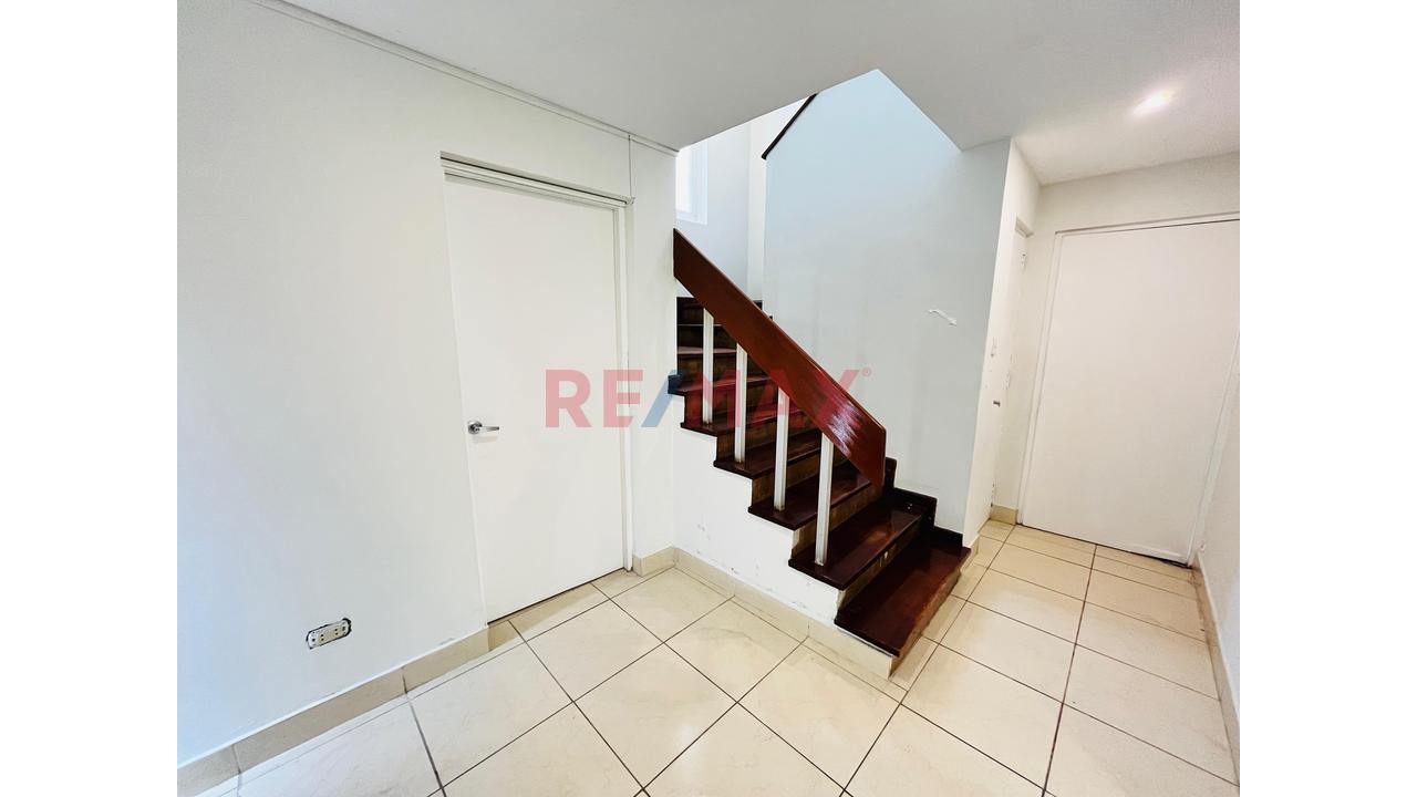 ¡Gran Oportunidad En Surco! Venta De Casa A Precio De Terreno De 450 M² Con Terraza Y Cochera Doble — foto 8