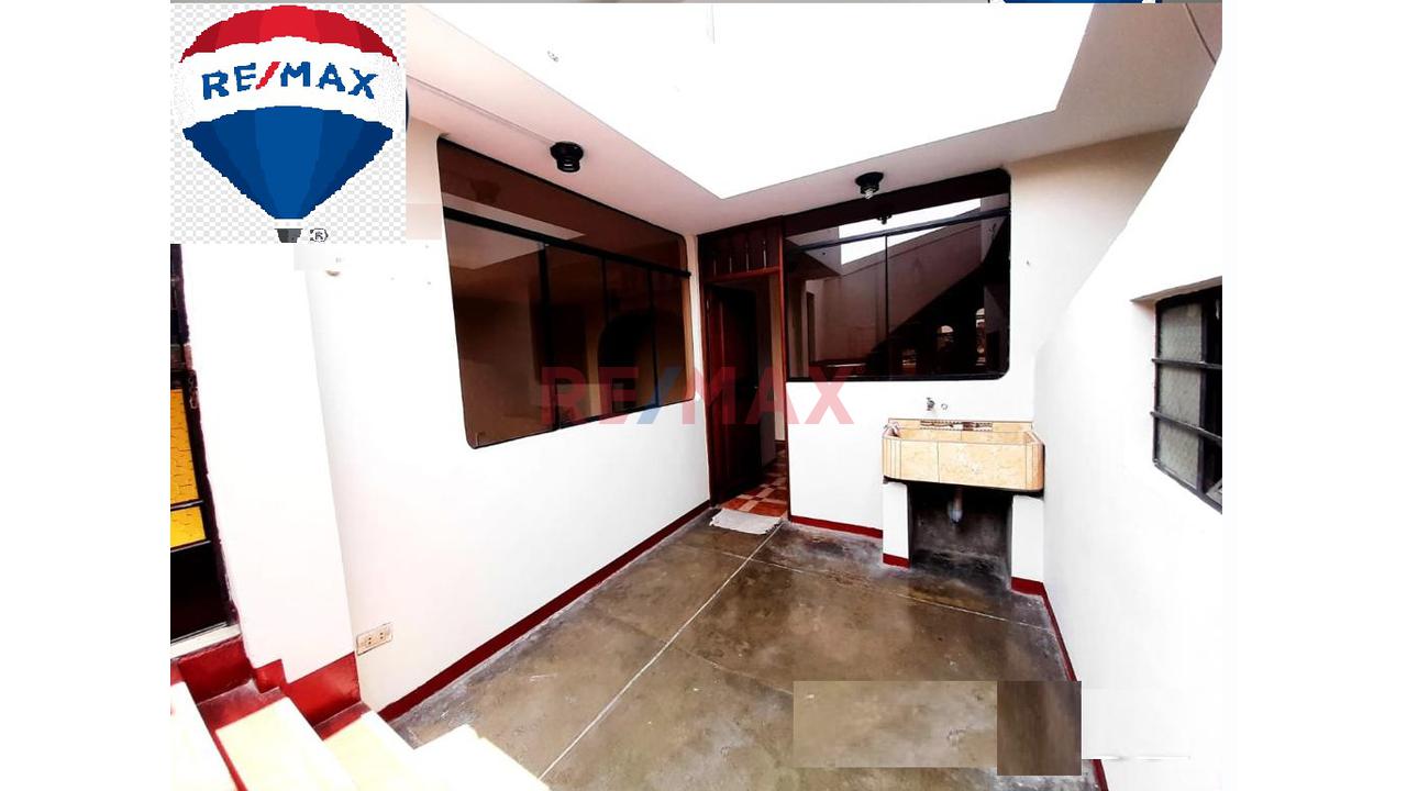 Se Vende Amplio Departamento En Urb. Las Flores Cerca A Estacon Los Jardines S.J.L. — foto 8