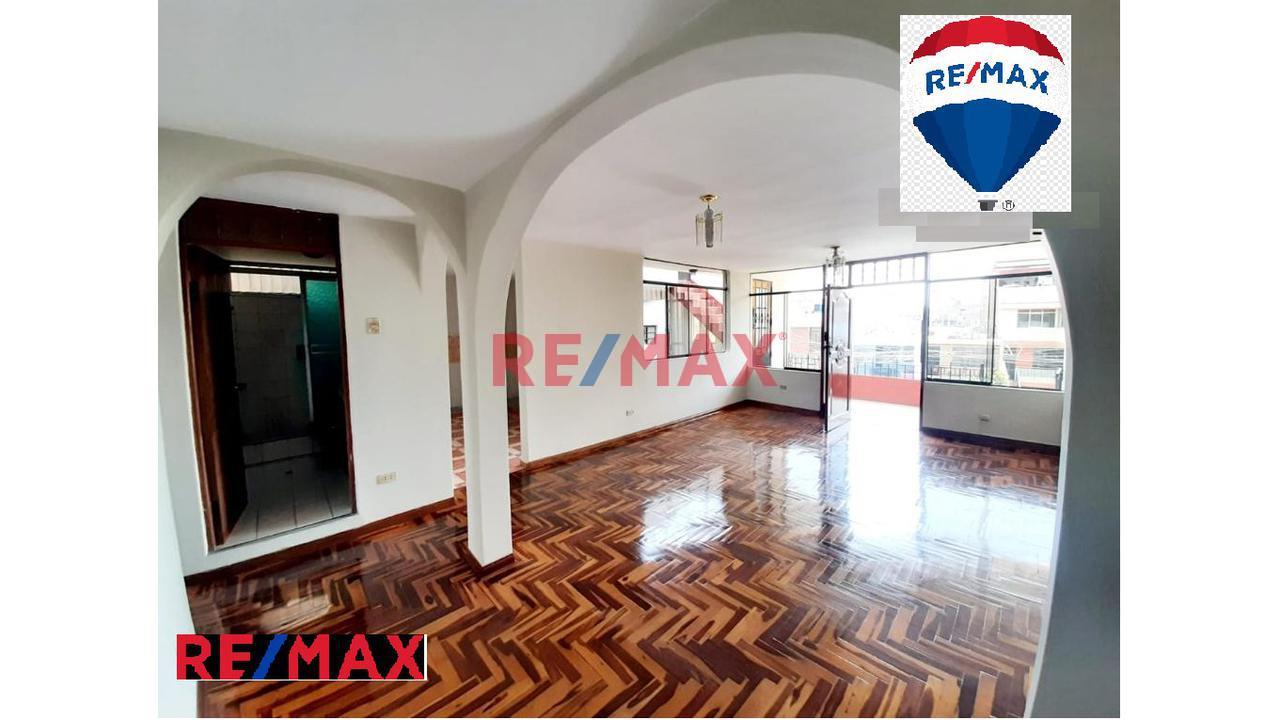 Se Vende Amplio Departamento En Urb. Las Flores Cerca A Estacon Los Jardines S.J.L.