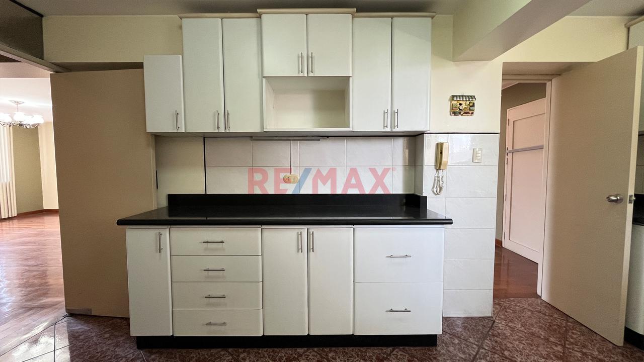 Venta De Departamento Con Ascensor En San Isidro Excelente Ubicación - 2
