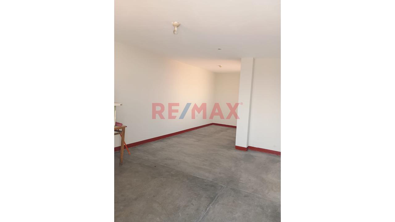 🔑 ¡Ocasión Única! Se Vende Departamento Duplex En Zona Exclusiva – Urb. Las Flores, S.J.L. - 4