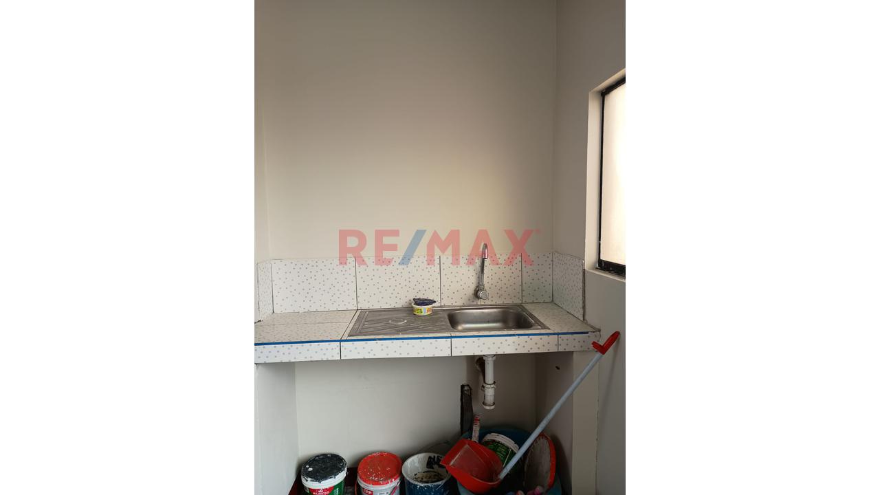 🔑 ¡Ocasión Única! Se Vende Departamento Duplex En Zona Exclusiva – Urb. Las Flores, S.J.L. - 2
