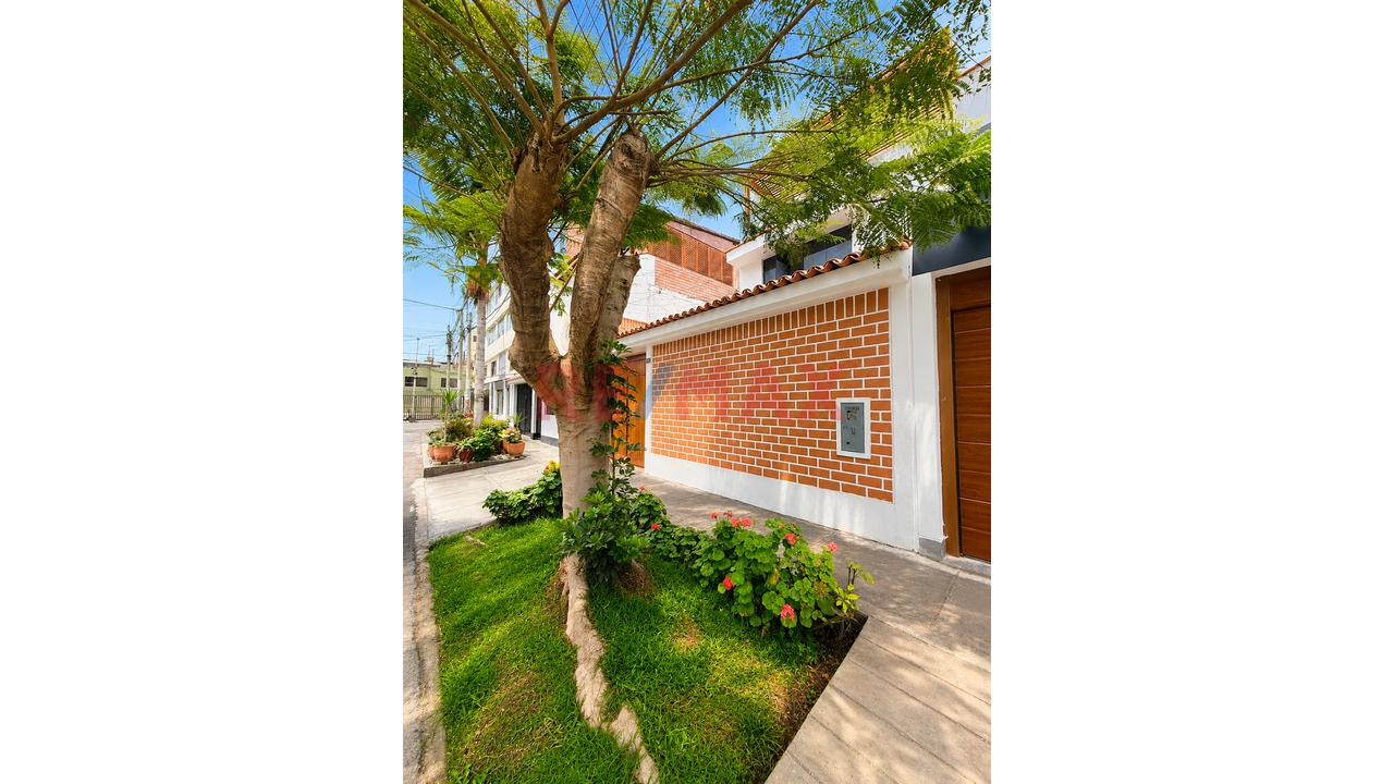 Vendo Casa Frente A Parque En Los Cedros De Villa Chorrillos - 1