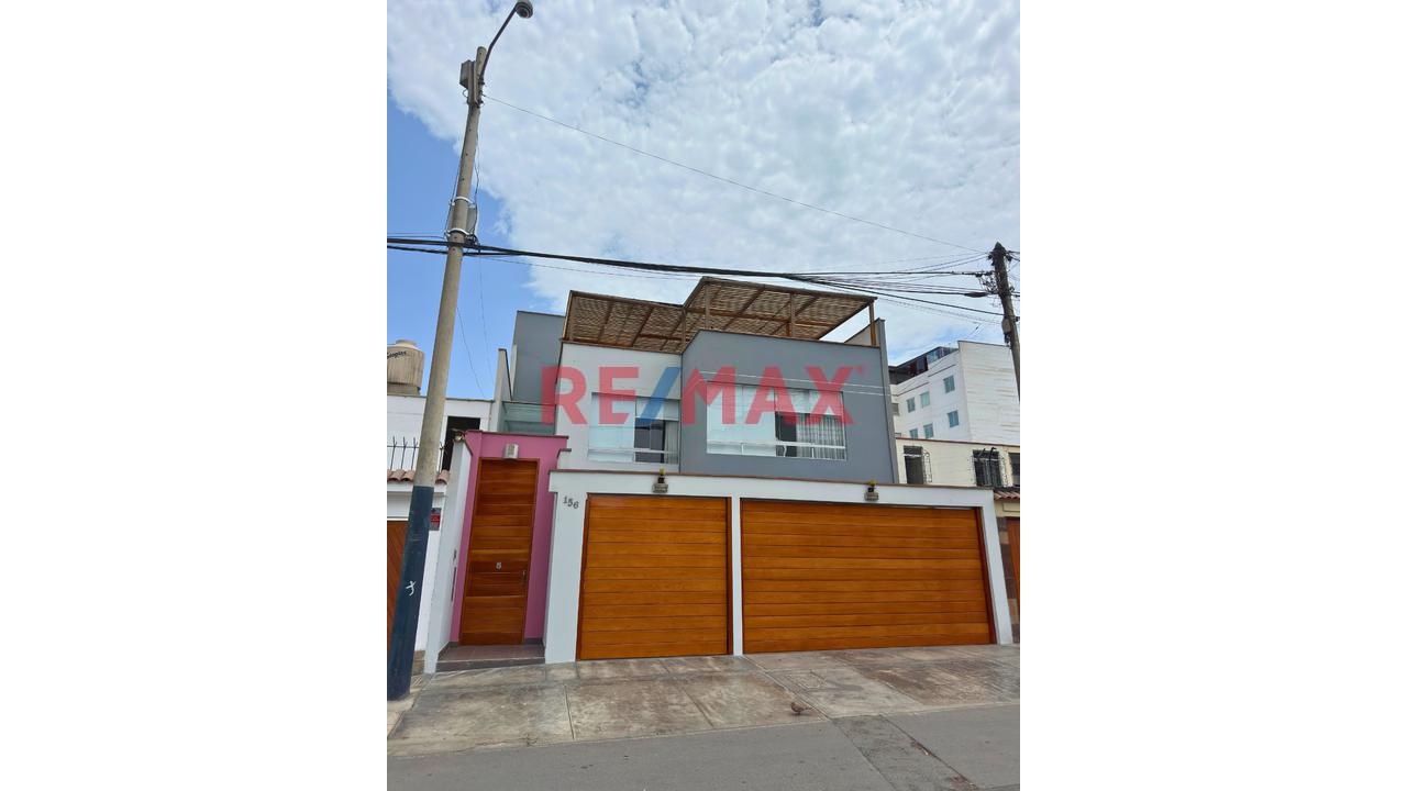 “Casa En Venta _ Frente A Parque _ Urb. Vista Alegre _ Santiago De Surco "