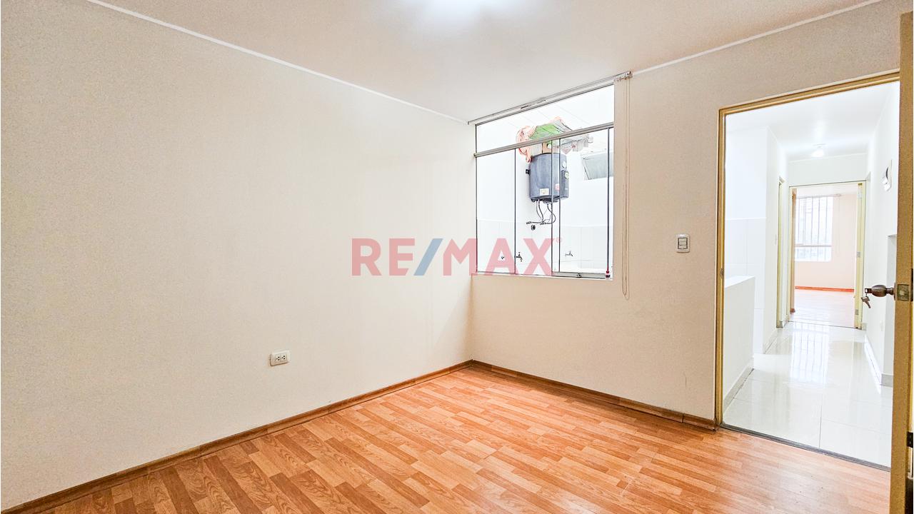 Venta De Departamento En 2° Piso Con Balcón – Urb. Huaquillay — foto 8
