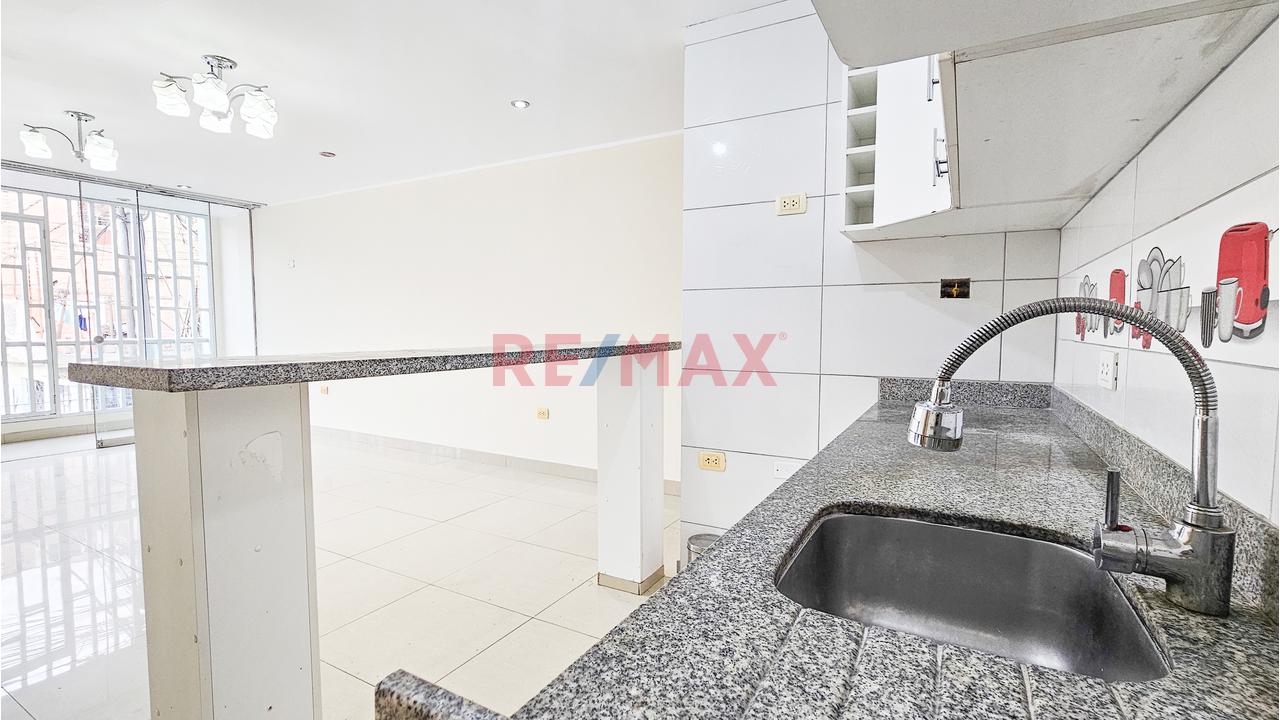Venta De Departamento En 2° Piso Con Balcón – Urb. Huaquillay — foto 3
