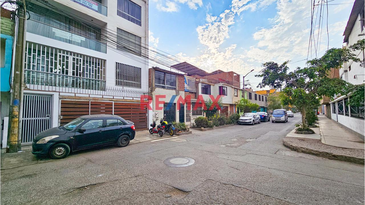 Venta De Departamento En 2° Piso Con Balcón – Urb. Huaquillay