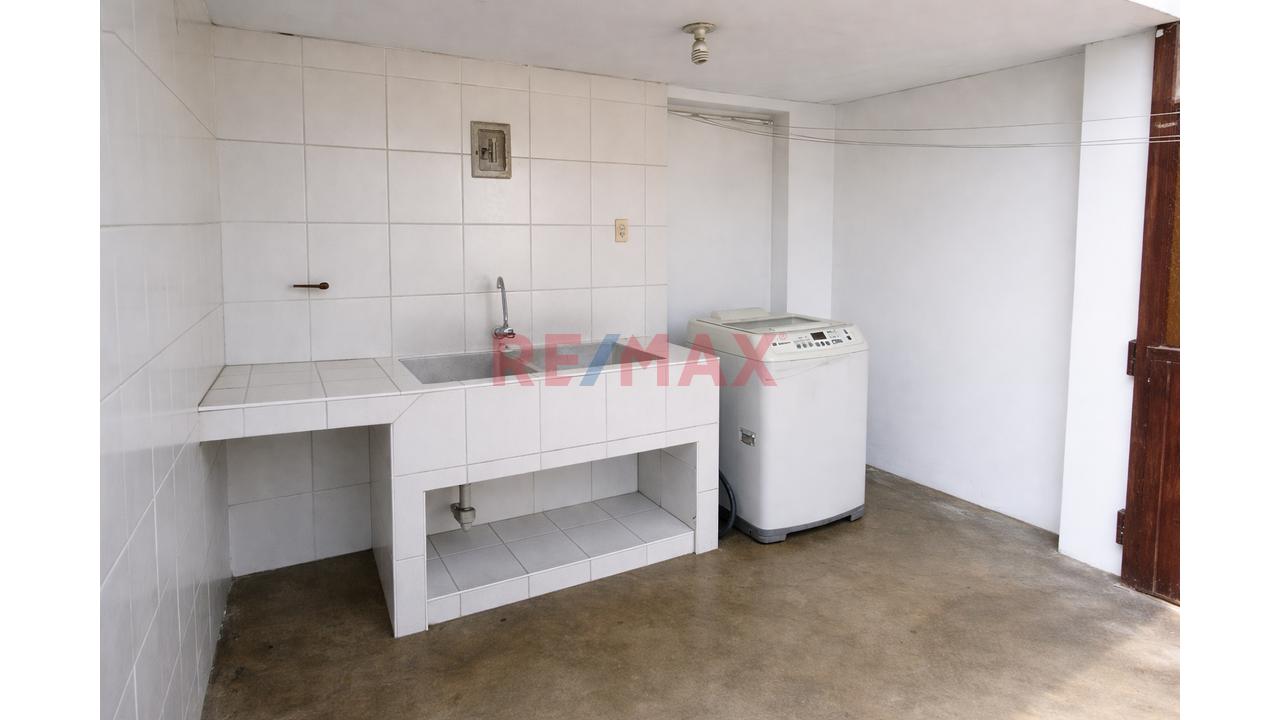 La Molina: Amplio Departamento Con Jardín Interior, Cochera Y Minidepa En Tercer Piso - 17