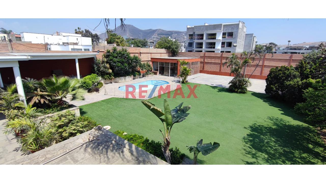 ¡Atención Inversionistas! Exclusivo Terreno En Venta En Surco Con Piscina, Cancha De Fronton Y Amplios Ambientes