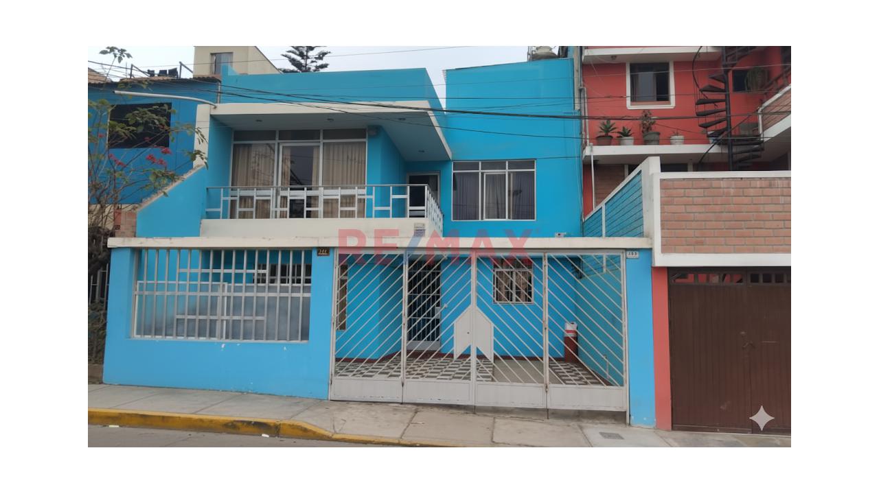 Hermosa Y Amplia Casa Frente Al Parque - 1