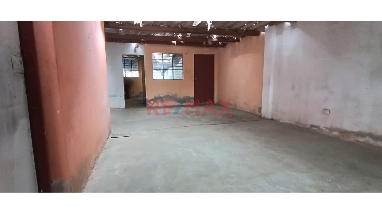 Se Vende Casa Como Terreno En Puente Piedra Frente A Parque A 5 Cuadras De La Panamericana Norte - 2