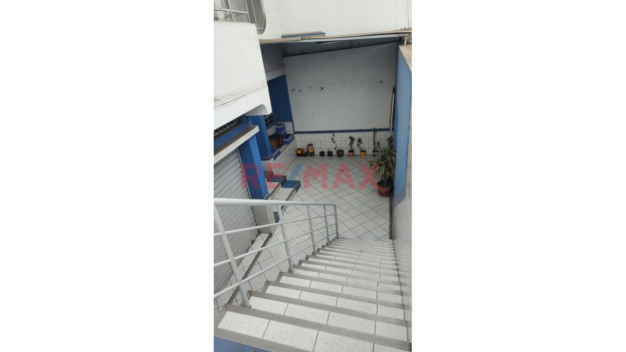 Alquilo 1Er Piso Local Comercial 200M2 - 3
