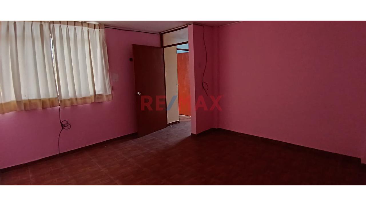 Casa Amplia De 3 Pisos Con Estacionamiento Cerca A Plaza San Miguel - 5