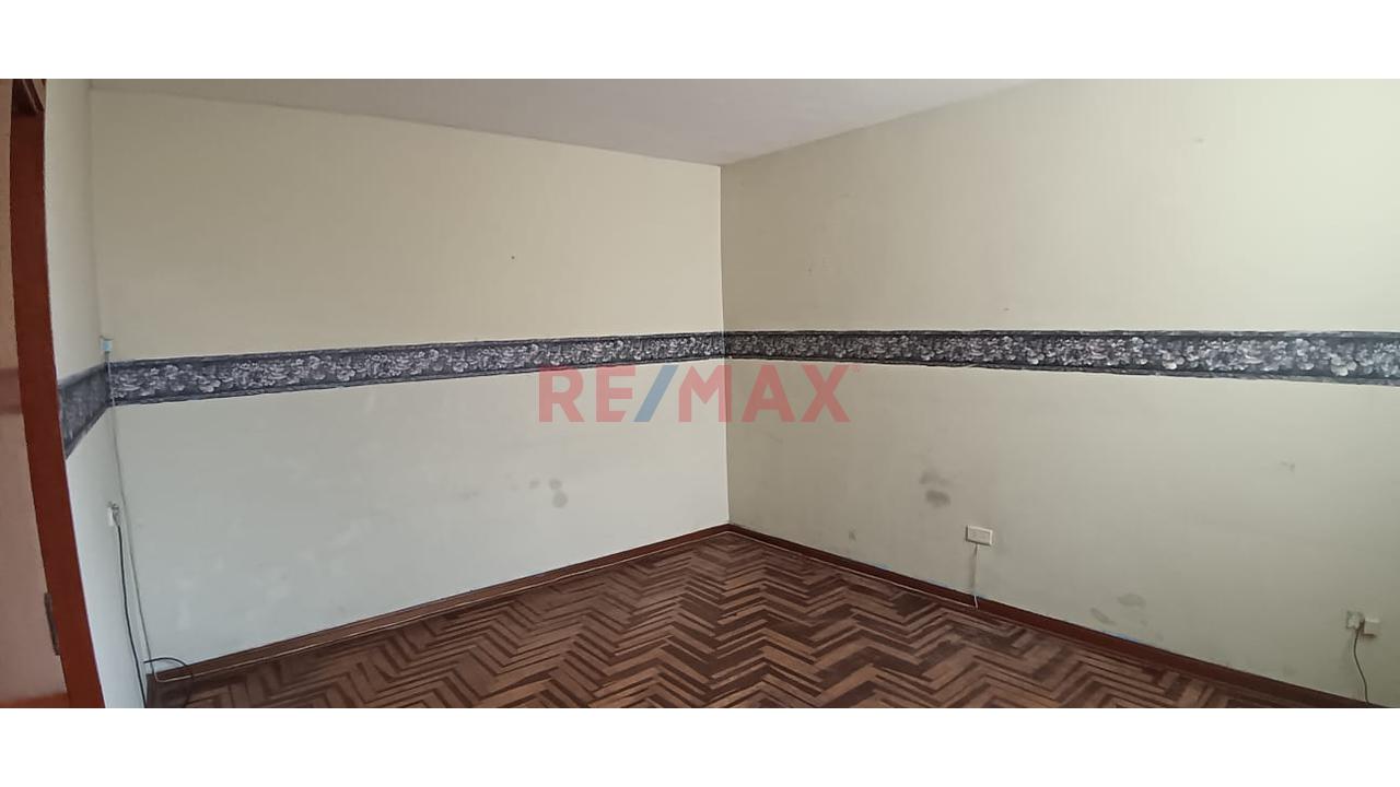 Casa Amplia De 3 Pisos Con Estacionamiento Cerca A Plaza San Miguel - 4