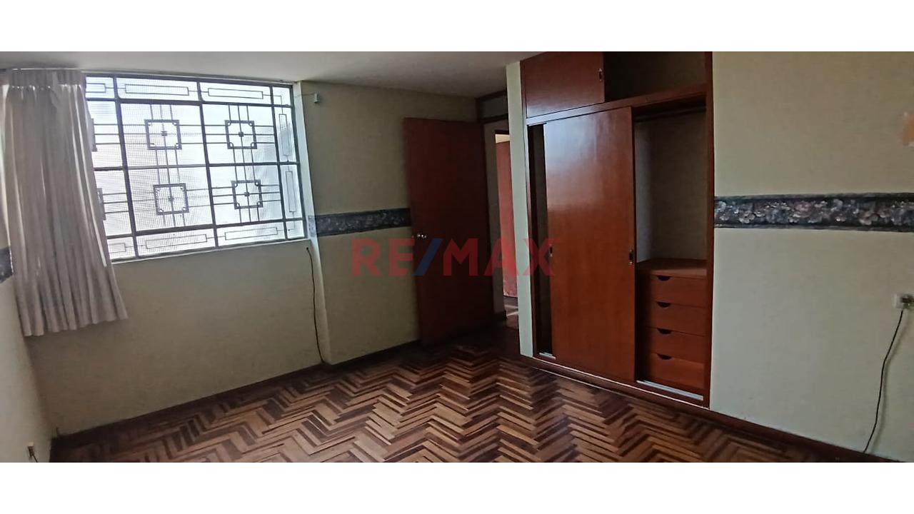 Casa Amplia De 3 Pisos Con Estacionamiento Cerca A Plaza San Miguel - 2