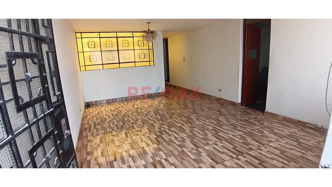 Casa Amplia De 3 Pisos Con Estacionamiento Cerca A Plaza San Miguel - 8