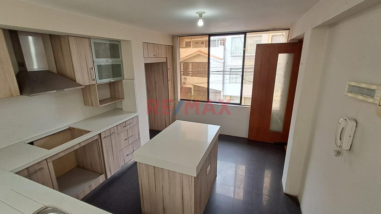 Vendo Amplia Casa En Esquina En Urb. Lara – Socabaya - 12