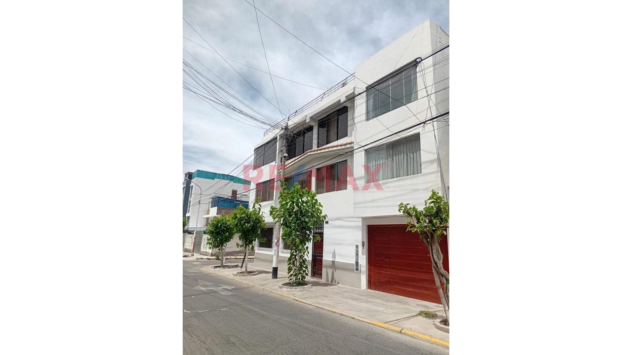 Vendo Amplia Casa En Esquina En Urb. Lara – Socabaya - 2