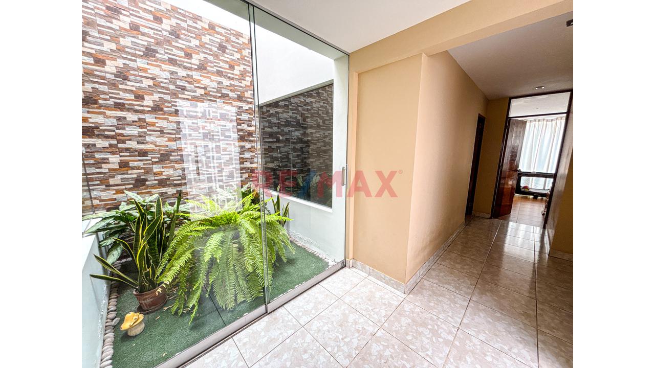 Venta De Casa De 2 Pisos Y Azotea De 300M2 En Chorrillos Con 2 Cocheras — foto 4