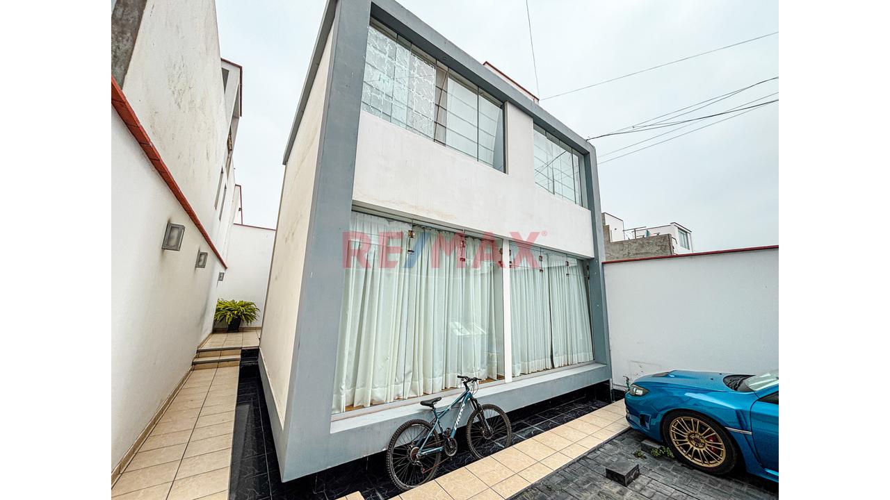 Venta De Casa De 2 Pisos Y Azotea De 300M2 En Chorrillos Con 2 Cocheras — foto 9
