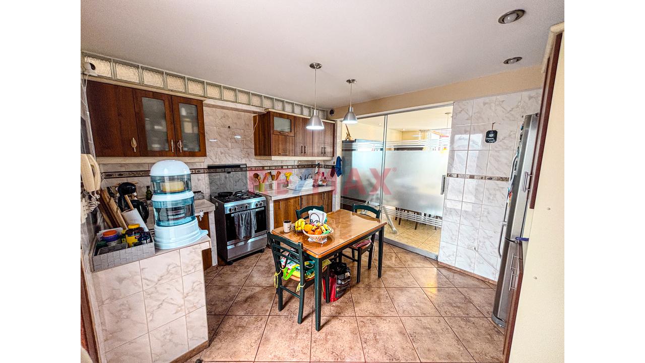 Venta De Casa De 2 Pisos Y Azotea De 300M2 En Chorrillos Con 2 Cocheras — foto 8