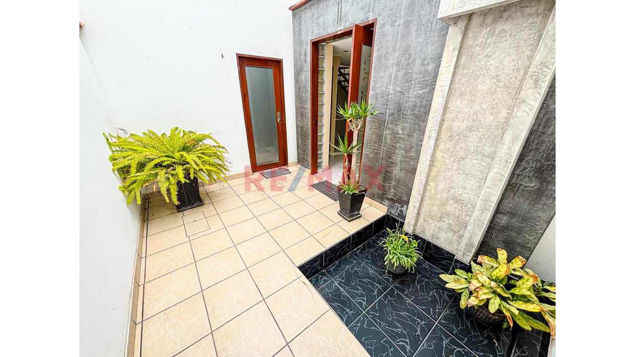 Venta De Casa De 2 Pisos Y Azotea De 300M2 En Chorrillos Con 2 Cocheras — foto 2