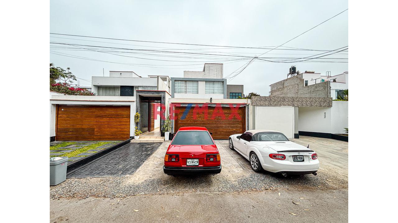 Venta De Casa De 2 Pisos Y Azotea De 300M2 En Chorrillos Con 2 Cocheras