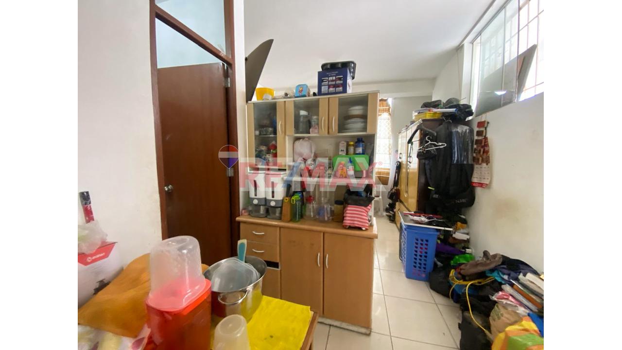 Vendo Amplia Casa Por Ocasion En San Martin De Porres — foto 5