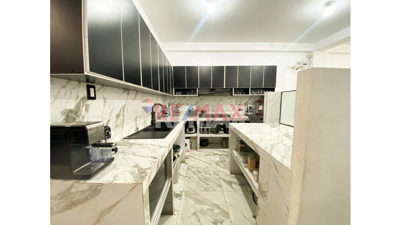 Vendo Amplia Casa Por Ocasion En San Martin De Porres — foto 14