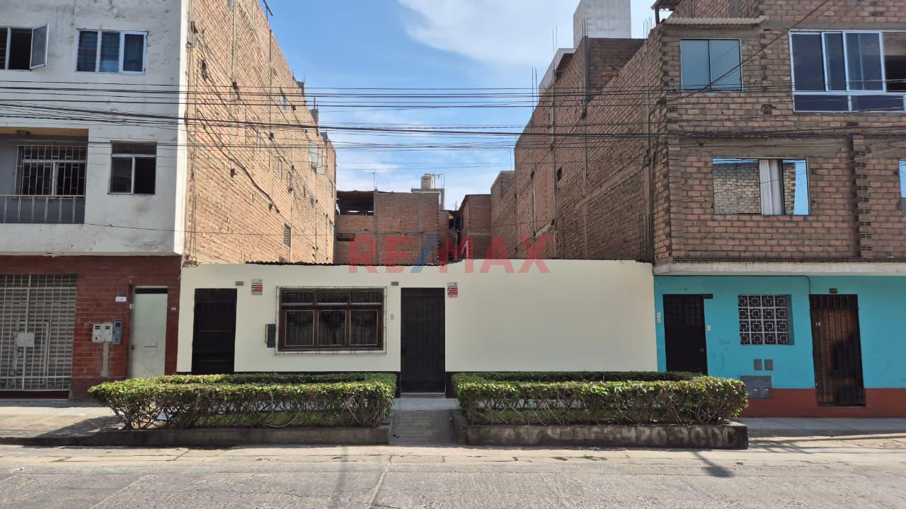 Vendo Amplia Casa A Una Cuadra De La Av Peru - San Martin De Porres