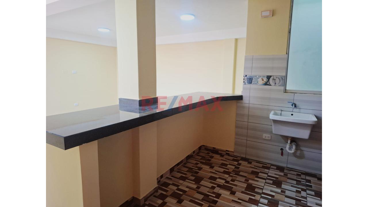 A Pocas Cuadras De La Estación Del Tren San Martín! Hermoso Departamento En Urb. Los Jazmines – Sjl — foto 2