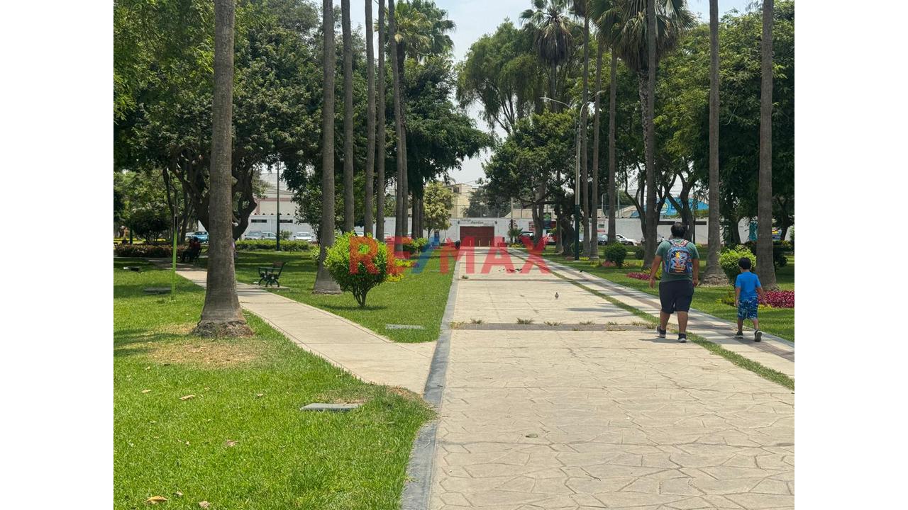 Se Vende Terreno Frente A Parque – Urb.La Alborada -Surco