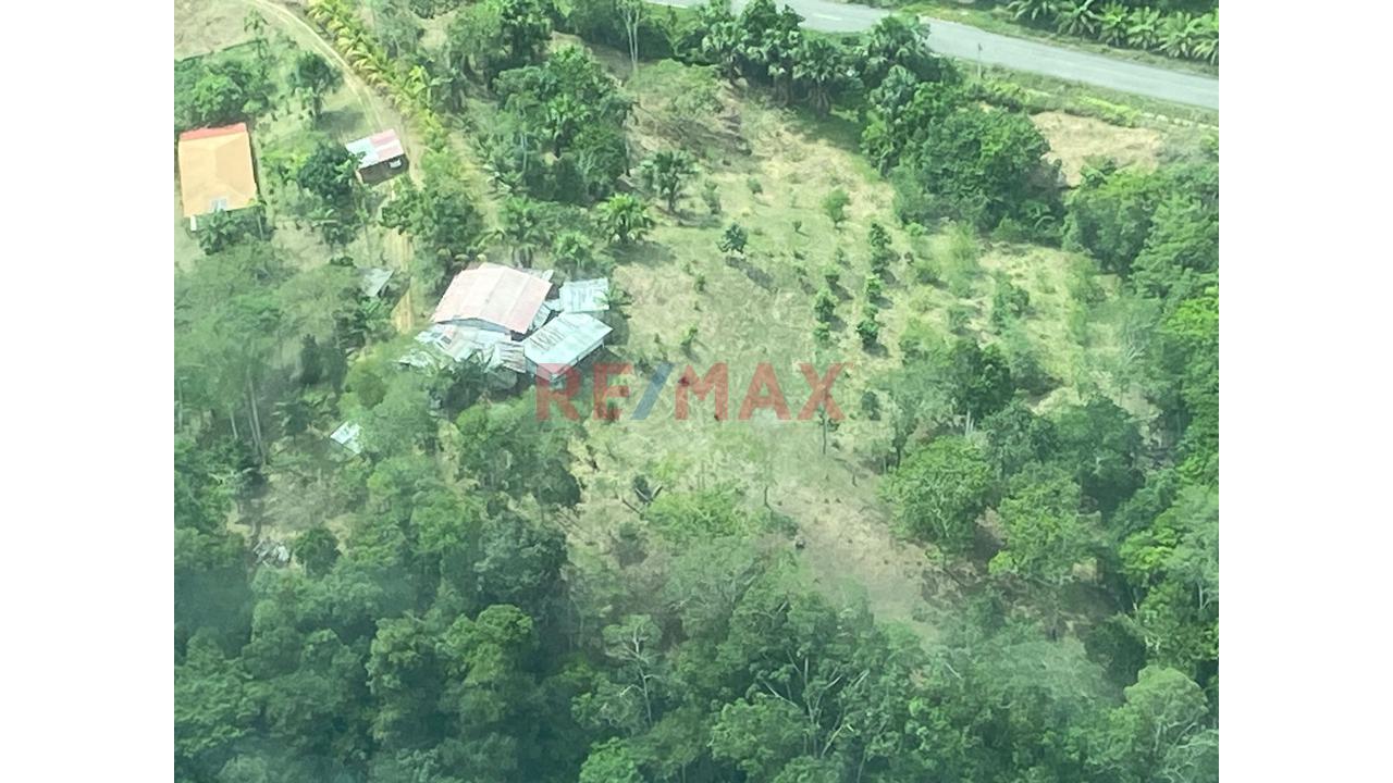 Terreno De 21 Hectáreas Más Casa De Material Noble Y Otra De Madera - 12