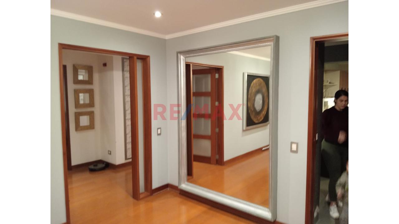 Privilegiado Departamento De 4 Habitaciones Con Vista Exterior Al Golf | Surco — foto 2