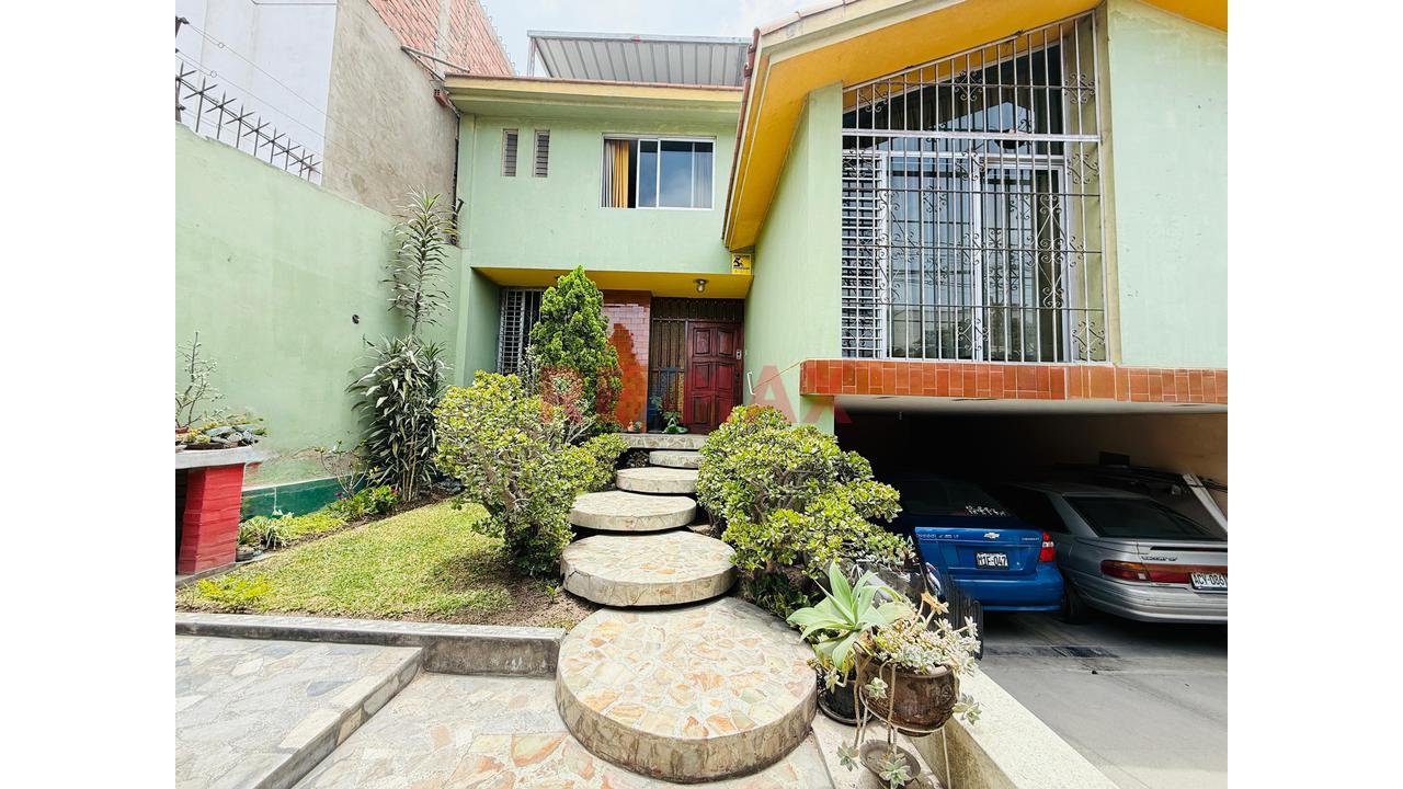 Venta De Casa En Santiago De Surco De 270 De 2 Pisos Mas Azotea - 1