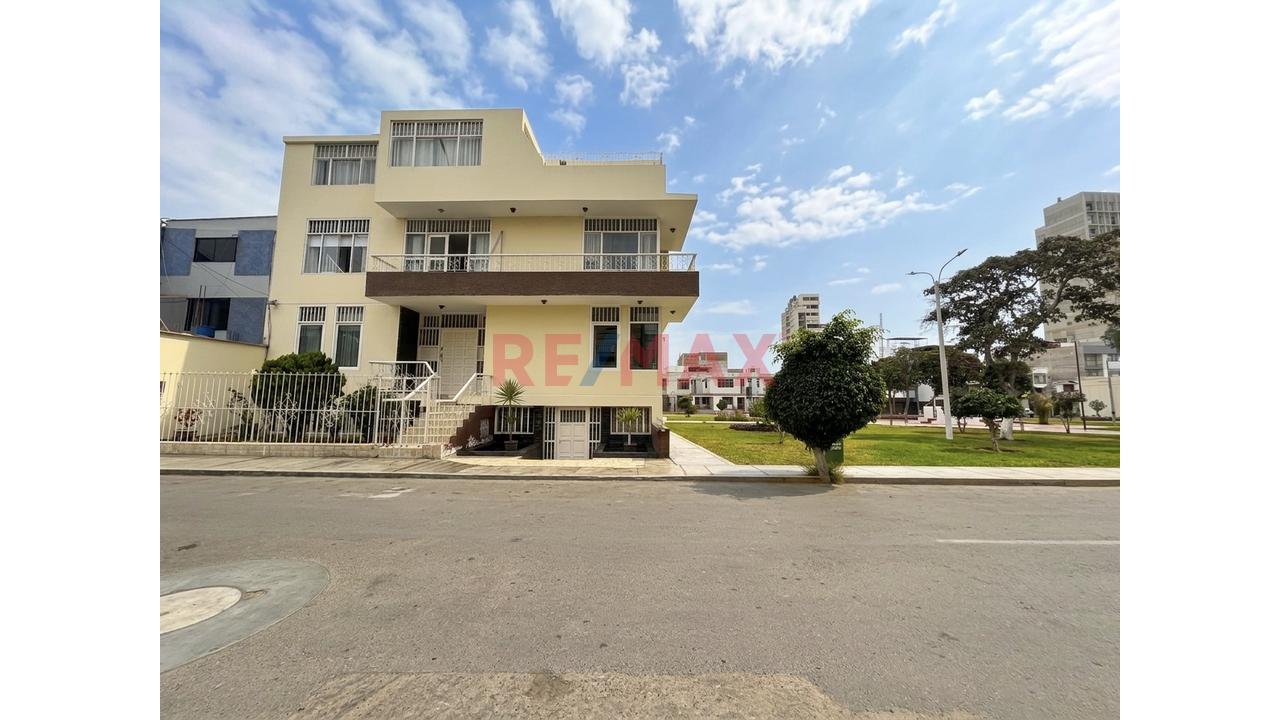 Venta Casa 3 Pisos Frente A Parque De Los Músicos Urb. Primavera — foto 2