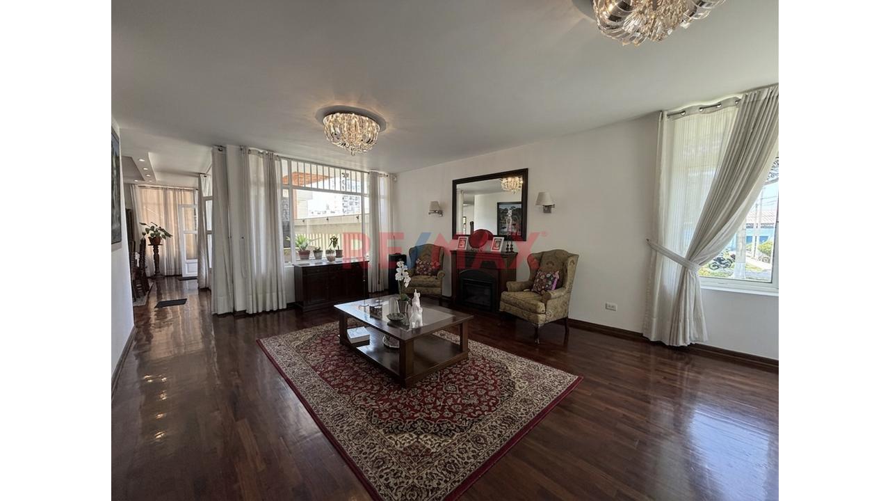 Venta Casa 3 Pisos Frente A Parque De Los Músicos Urb. Primavera — foto 4