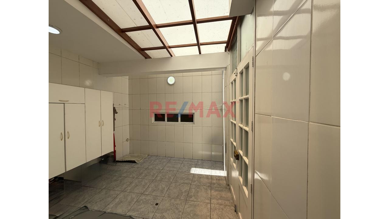 Venta Casa 3 Pisos Frente A Parque De Los Músicos Urb. Primavera — foto 10