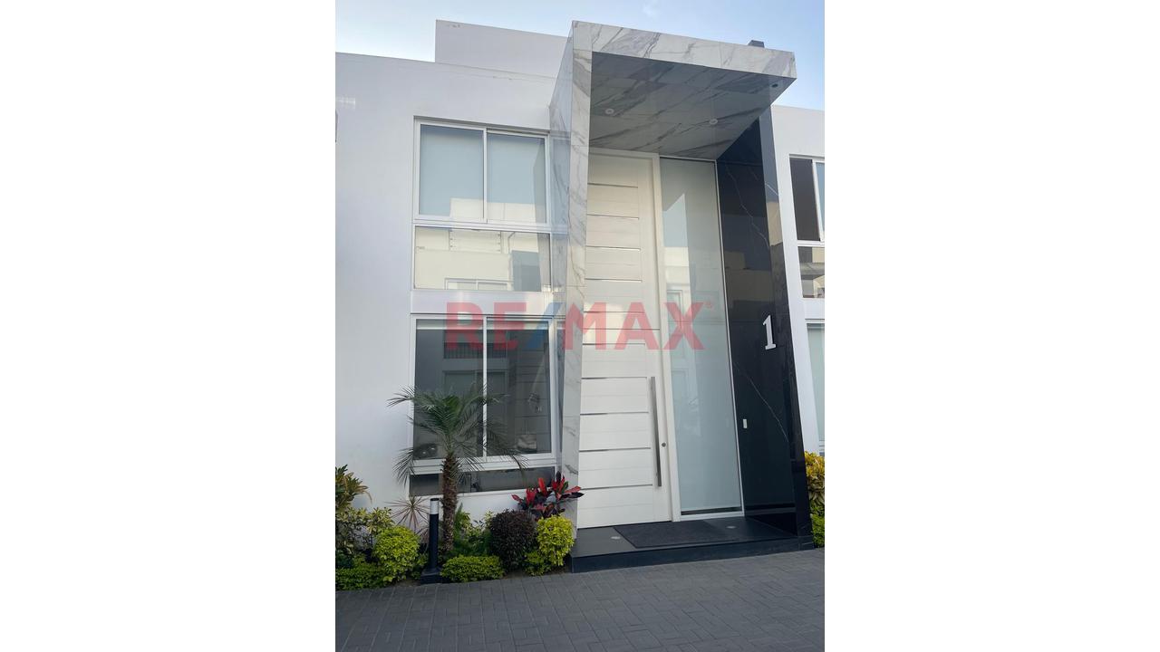 Venta De Casa De 3 Pisos En La Molina De 336M2 Con Cochera