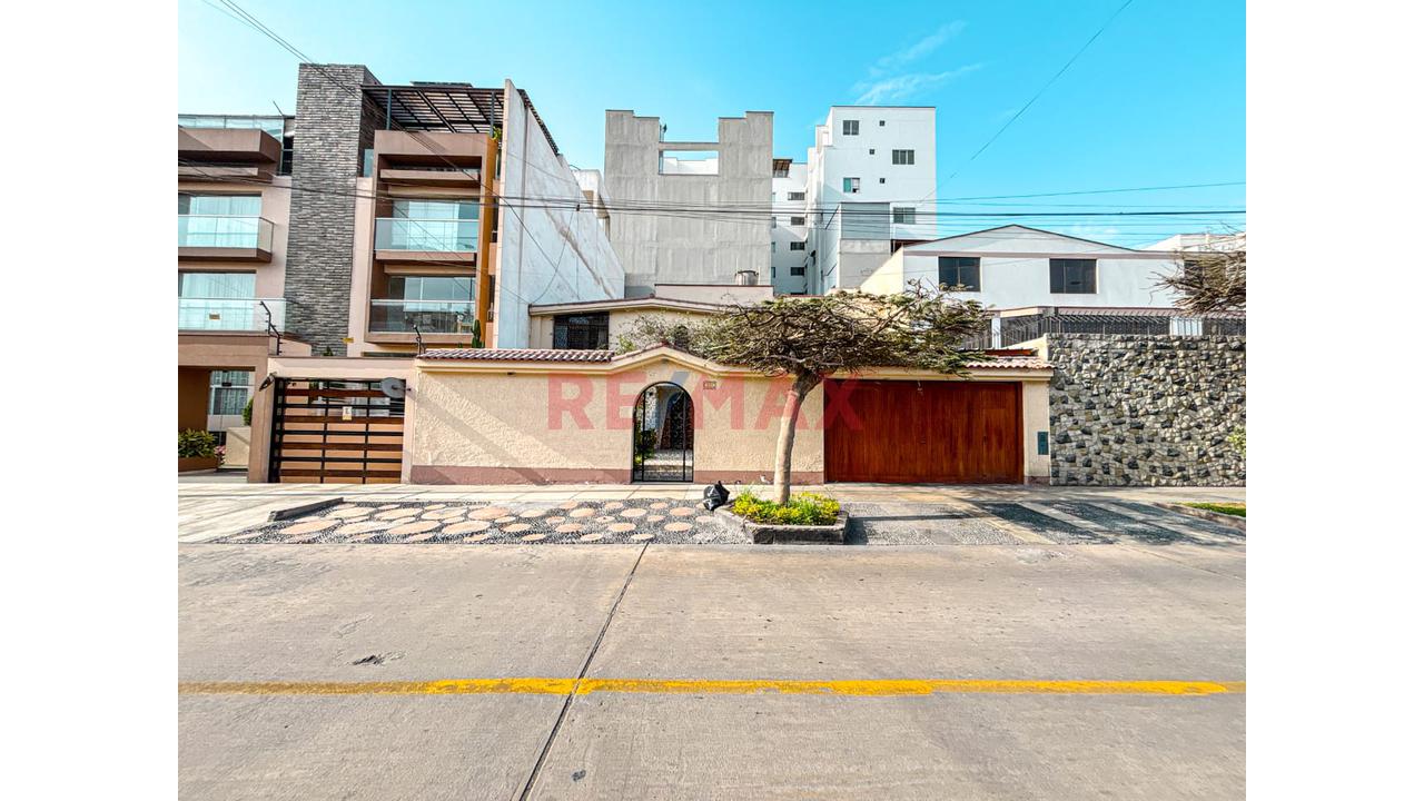 Venta De Casa De 2 Pisos En San Borja De 322M2 Con 2 Cocheras - 1